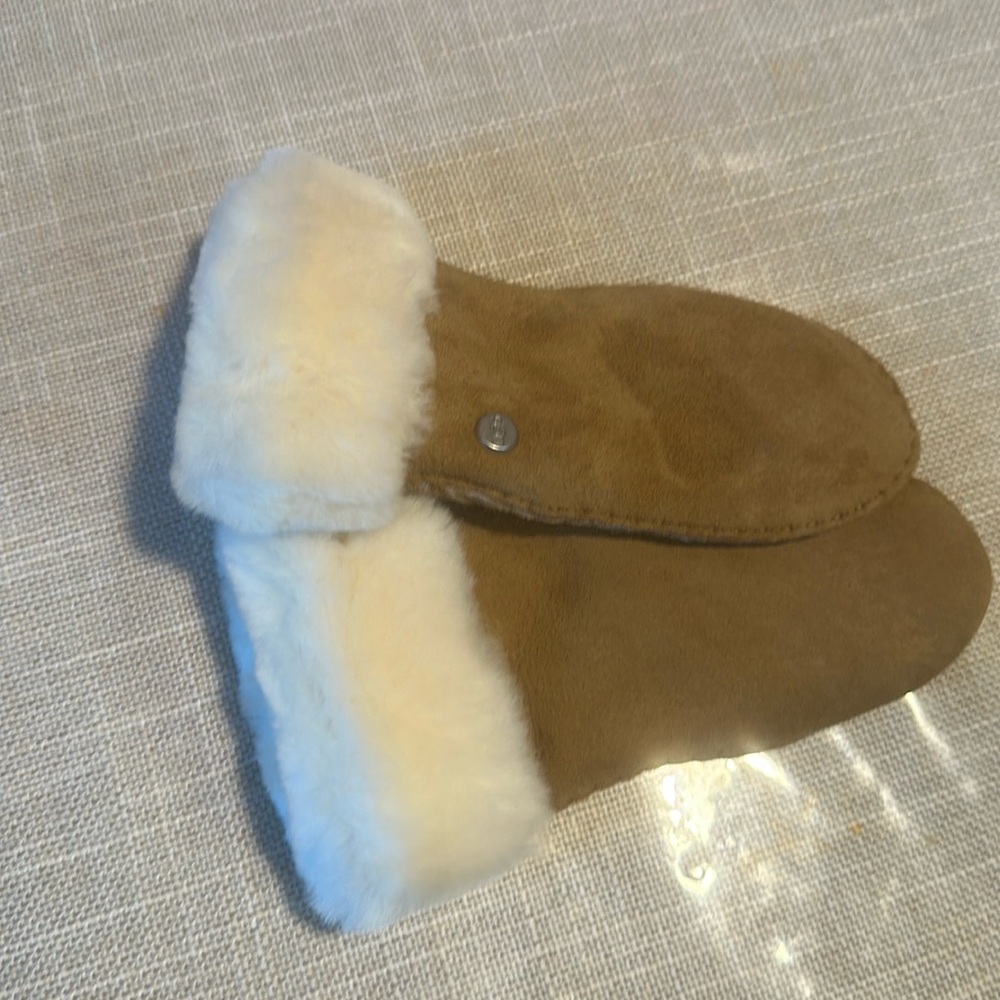 Ugg mittens - toddler (2-4 years old) Brand new without tags